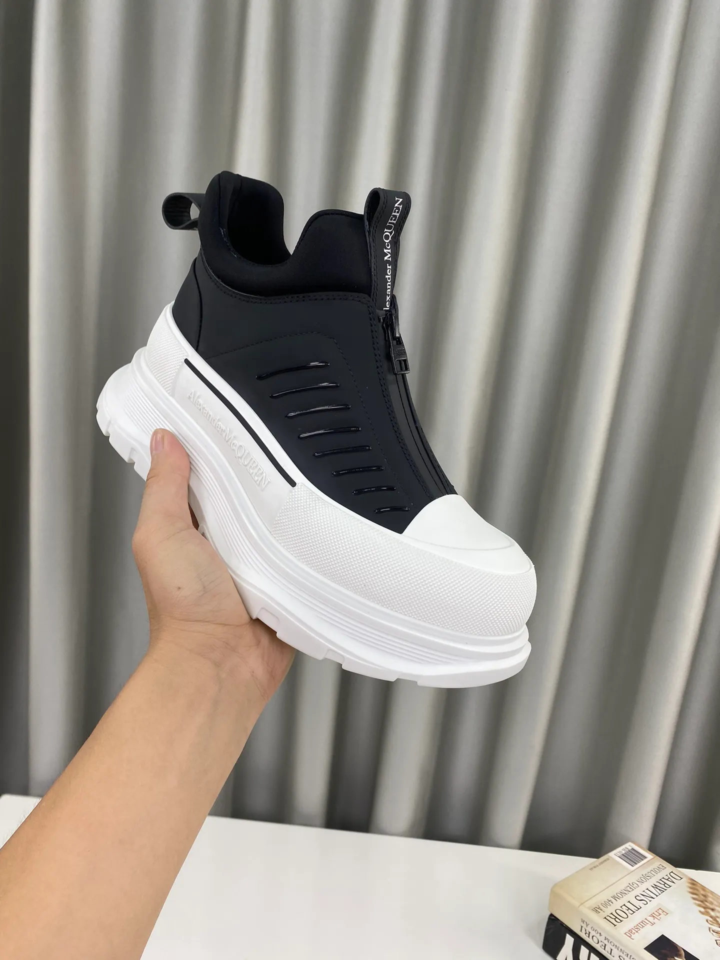 👟👟Ex-factory price 660👟👟Men's size +10 🔺Mc Queen 🔺Alexander McQueen's latest model, thick-soled front zipper dad shoes🌈 The designer has a bold idea and combines the trend of the times with the perfect design. It is super comfortable and versatile, with a new dad-style design and a multi-craft spliced ​​outsole. It is perfect. Many celebrities and Internet celebrities endorse it. 🔥Material: Original custom-made first-layer cowhide for the upper. Inside: Cali sheepskin feet. Outsole: Original TPU multi-layer combination outsole, •┈┈┈┈┈┈★┈┈┈┈┈┈┈• Size: Women’s 35～39 (34, 40, customization is non-returnable) Men’s 39～44 (38, 45, customization is not returnable) Full set of counter original packaging